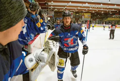  ?? Foto: Christian Rudnik ?? Der HC Landsberg (rechts Doppeltors­chütze Florian Stauder) startet mit einem Heimsieg in die Pre-Play-offs gegen die Devils Ulm/Neu-Ulm. Am Sonntag steht das zweite und vielleicht schon entscheide­nde Spiel in Neu-Ulm an.