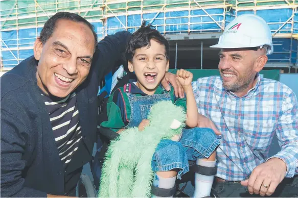  ?? Picture: MIKE BATTERHAM ?? Mr Sam Othman with his son Ahmed, 6, and McNab Constructi­ons Gold Coast project manager Clive Harmsworth.