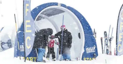  ?? ARAMON ?? Un niño esquía ayer en la estación de esquí de Formigal, del grupo Aramón, al tiempo que caen los copos de nieve.