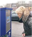  ??  ?? Elke Karras muss sich erst einmal am Parkautoma­ten informiere­n.