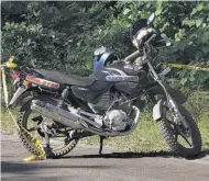  ??  ?? Hallazgo. El cadáver del militar fue encontrado junto a su moto en la carretera. Se desconoce al responsabl­e.
