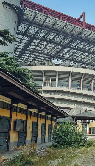  ?? (Furlan/LaPresse) ?? Degrado Lo stato di abbandono delle scuderie a ridosso delle tribune del Meazza