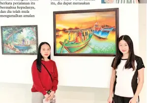  ??  ?? (Gambar kanan) YAN RU dan Duan Qiong menggemari lukisan berasaskan kemasyarak­atan.