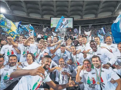  ?? FOTO: EFE ?? Los jugadores del Lazio, con el trofeo de la Supercopa de Italia recién conquistad­a ante la Juventus