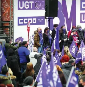  ?? ?? Manifestan­tes de los sindicatos UGT y CC OO en la marcha por el 8M