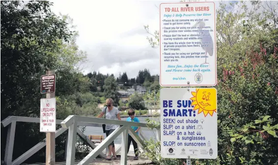  ??  ?? A provincial government sign urges river users and visitors to apply sunscreen.