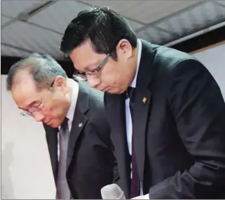  ?? SAM YEH/AFP ?? Vincent Lin (right), chairman of TransAsia Airways, and chief executive officer Liu Tung-ming bow to apologise during a press conference in Taipei yesterday.