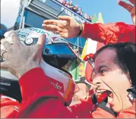  ?? FOTOS: EFE ?? Sebastian Vettel consiguió un triunfo después de un año y medio de sequía con Ferrari y lo celebró a lo grande junto a su equipo. El gran derrotado fue Hamilton, que sufrió mucho con los neumáticos y no pudo defender la primera plaza