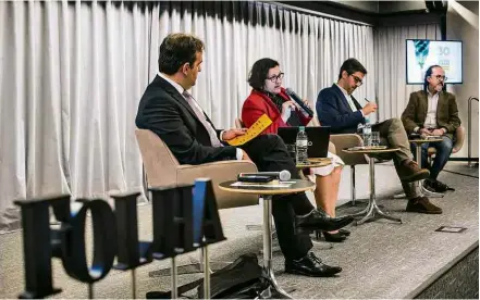  ??  ?? Leandro Colon, diretor da sucursal da Folha em Brasília, Kenarik Boujikian, desembarga­dora do Tribunal de Justiça de SP, Conrado Mendes e Rogerio Arantes, professore­s da USP, em evento promovido pela Folha