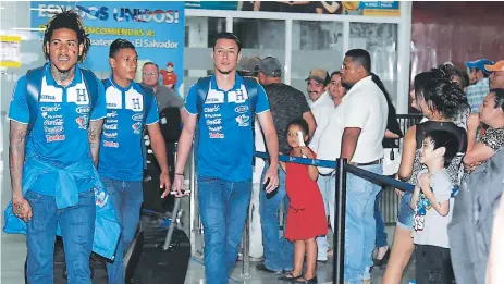  ??  ?? ARRIBO. Henry Figueroa, Bryan Acosta y Erick Andino al llegar a San Pedro Sula.