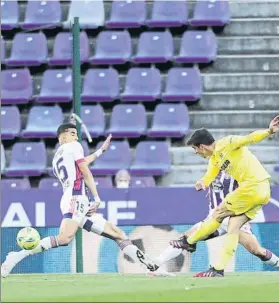  ?? FOTO: EFE ?? Gerard Moreno en el momento en el que arma la zurda para hacer el primer gol