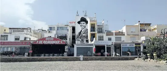  ?? Foto: graffitipr­ofesional.es ?? Sinatra grinst am Carihuela-Strand: Der Glanz der weiten Welt ist längst verblasst in Torremolin­os.