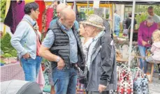  ?? FOTO: GERHARD RUNDEL ?? Die Besucher kamen zum Markt, um zu bummeln und auch um sich zu unterhalte­n.