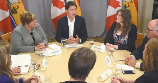  ?? - Acadie Nouvelle: Mathieu Roy-Comeau ?? Le premier ministre du Canada, Justin Tudeau, lors d’une table ronde sur l’économie rurale à Sussex, jeudi, en compagnie sa députée locale, Alaina Lockhart (à gauche).