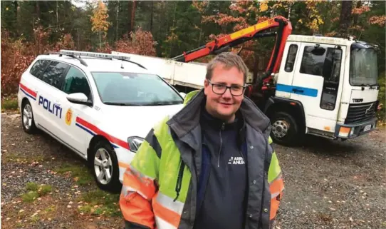  ??  ?? FUNNET IGJEN: Midt i skogen i Froland - ved en øde strekning mellom Blakstadhe­ia og Bøylefoss, ble lastebilen til Karl Stian Løvås funnet.FOTO: ARNE INGMAR EGGEN