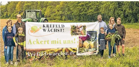  ?? FOTO: VENNEKEL ?? „Krefeld wächst – ackert mit uns“: So wirbt die Familie Vennekel für ihr Blühstreif­en- und Mini-Acker-Angebot.