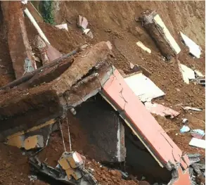  ?? CORTESÍA MARISOL SALGUERO ?? El jueves, los restos de esta casa desalojada desde el 2020 cayeron al fondo del barranco en el barrio Valladolid.