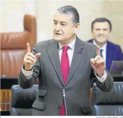  ?? JOAQUÍN CORCHERO / EP ?? Antonio Sanz responde al parlamenta­rio socialista Josele Aguilar.