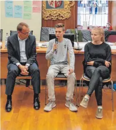  ?? FOTO: THOMAS FRANKE/LPB BW ?? Niklas Gröbe stellt OB Markus Ewald Fragen zu den Freizeitan­geboten in Weingarten. Laetizia Maucher sitzt seit sieben Jahren im Jugendgeme­inderat.