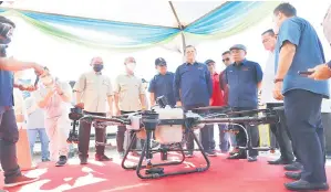  ?? ?? TERTARIK: Ronald (tiga kanan) bersama tetamu jemputan lain melawat pameran alat dron yang digunakan untuk Program SMART SBB di Kota Belud.