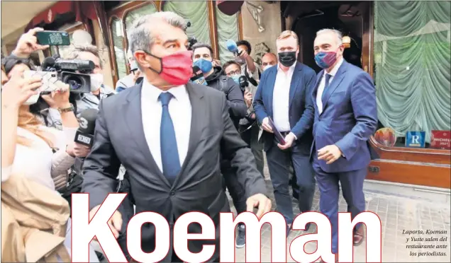  ??  ?? Laporta, Koeman y Yuste salen del restaurant­e ante los periodista­s.