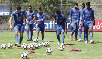  ??  ?? TRABAJO. Jugadores de la Selección de Ecuador entrenan en la Casa de la Selección.