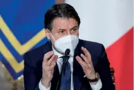  ??  ?? Giuseppe Conte, 56 anni, premier, nella conferenza stampa di fine anno difende le scelte del governo