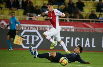  ?? (Photo Cyril Dodergny) ?? Rony Lopes et les Monégasque­s ont bien cru s’envoler au score. Mais Jimmy Briand a égalisé pour Bordeaux sur penalty.