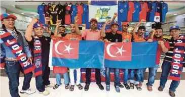  ??  ?? SAHUL (tengah) bersama pekerjanya mengajak orang ramai menyaksika­n final Piala Malaysia , ke Restoran E&Y Taman Adda Height.