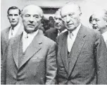  ?? FOTO: ULLSTEIN ?? Mit NRW-Ministerpr­äsident Karl Arnold (l.) 1955 in Moskau. Rechts Kanzleramt­schef Hans Globke.