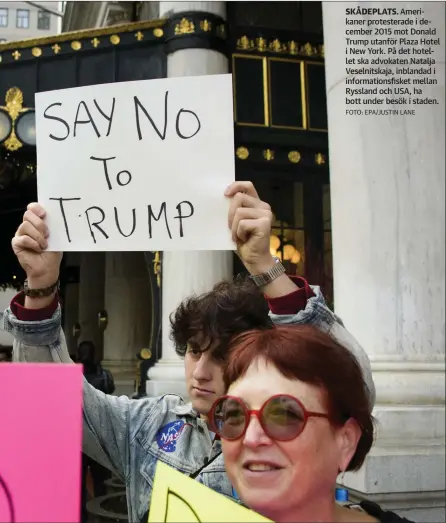  ?? Foto: EPA/JUStIN LANE ?? skådeplats. Amerikaner protestera­de i december 2015 mot Donald Trump utanför Plaza Hotel i New York. På det hotellet ska advokaten Natalja Veselnitsk­aja, inblandad i informatio­nsfisket mellan Ryssland och USA, ha bott under besök i staden.