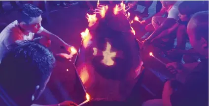  ?? SUNSTAR FOTO / ALAN TANGCAWAN ?? DRUG WAR. Members of the private sector, local government units, and students burn coffin at the Plaza Sugbo grounds after Cosap’s Black Parade .