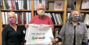  ?? Submitted photo ?? ART HISTORY: From left, artist Tansill Stough Anthony, Clyde Covington, president of the Garland County Historical Society, and Bitty Martin, GCHS board member, hold up the History + Art T-shirt inside the society’s building, 328 Quapaw Ave.