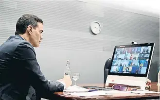  ?? ?? El president Sánchez durant la videoconfe­rència amb els líders de l’OTAN