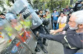  ?? FERNANDO LLANO/AP ?? Cordón policial en la capital venezolana.