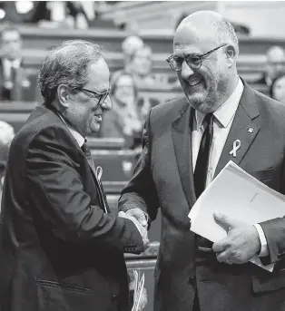  ?? NA ?? Quim Torra (izquierda) estrecha la mano de Eduard Pujol antes de la sesión. Saludo.