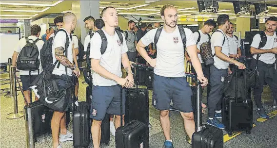  ?? FOTO: FEDERACIÓN SERBIA DE FÚTBOL ?? Con las maletas preparadas Marko Dmitrovic viajará a Rusia junto al resto de sus compañeros para afrontar su primera Copa del Mundo