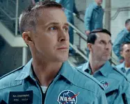  ??  ?? Eventi A sinistra Ryan Gosling in «First Man» film di apertura della Mostra del Cinema di Venezia il 29 agosto. A destra una delle auto d’epoca alla Coppa D’Oro delle Dolomiti