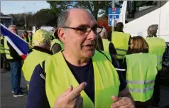  ?? (Photo Frank Tétaz) ?? Les Gilets jaunes maintienne­nt leur présence au péage de Fréjus, au Muy et à Puget-sur-Argens.