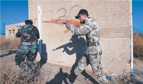  ?? Picture: GARY RAMAGE ?? ASSISTANCE: Australian soldiers from Task Group Taji training para-military skills to Iraqi police.