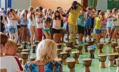  ?? Foto: Michael Bachmaier ?? Trommeln macht Spaß! Das fanden auch alle Kinder der Ulrich von Thürheim Grund schule Buttenwies­en, hier beim „Tanz der Elefanten“.