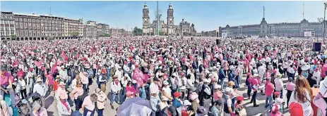  ?? ?? Fueron miles de personas quienes respondier­on en el Zócalo de la CDMX a la llamada "Marcha por nuestra democracia", convocada por organizaci­ones civiles