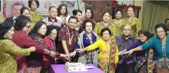  ??  ?? Gira (fifth left) leads the cake-cutting ceremony to mark SIDS Kuching’s 20th anniversar­y.