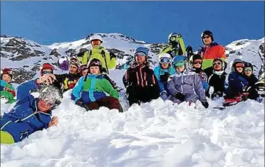  ??  ?? Schüler der Regelschul­e Marksuhl im jüngsten Skilager in Südtirol mit Lehrer Helge Fiebich (Mitte).
