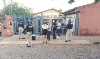  ??  ?? Agentes policiales y de la Fiscalía se aprestan para ingresar a la residencia del barrio San Pablo.