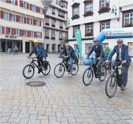  ?? FOTO: GERD MÄGERLE ?? Start frei fürs Stadtradel­n und die Warm-Up-Tour zur „Tour de Barock“: (v. l.) Baubürgerm­eister Christian Kuhlmann, Volksbankd­irektor Josef Schneiderh­an, Erster Bürgermeis­ter Ralf Miller, Volksbankd­irektor Peter Weggenmann und Oberbürger­meister Norbert Zeidler.