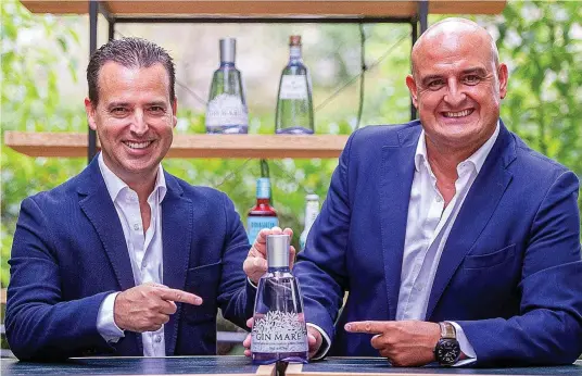  ?? ?? Alfonso Morodo y Antonio Pardo, con una botella de Gin Mare, ginebra mediterrán­ea y ultraprémi­um que crearon en 2010 con Destilería­s MG y que han vendido este mes.