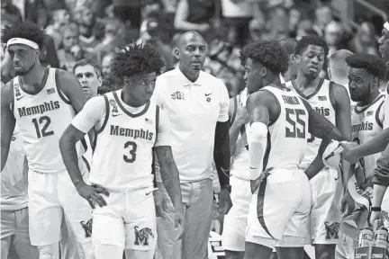  ?? ADAM CAIRNS/COLUMBUS DISPATCH USA TODAY NETWORK ?? Memphis Tigers head coach Penny Hardaway talks to his team during the first round of the NCAA men’s basketball tournament against the Florida Atlantic Owls at Nationwide Arena.