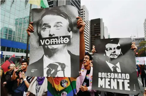  ?? Foto: AFP/Nelson Almeida ?? »Zum Kotzen« finden diese Demonstran­t*innen den faschistis­chen Präsidents­chaftskand­idaten Jair Bolsonaro