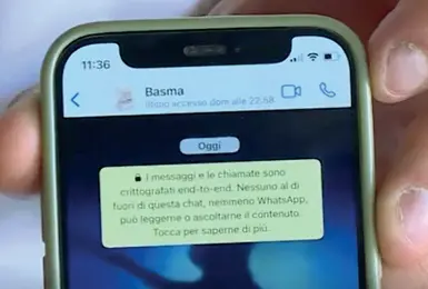  ?? ?? Il mistero del cellulare
A lato la foto del cellulare del titolare dell’hotel di Cittadella che riprende il numero di Basma on line domenica sera, mentre tutti la cercavano. A lato la ragazza in una delle sue vesti tradiziona­li pakistane. Se ne è andata senza bagagli